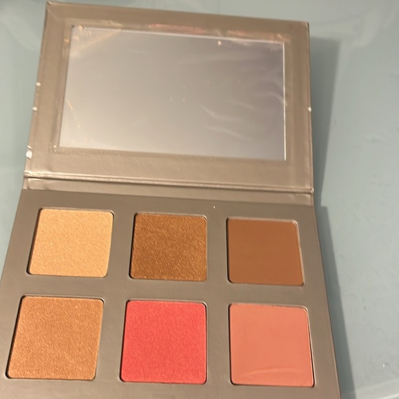 Iconic London Blaze Chaser Palette - Picture 6 of 6